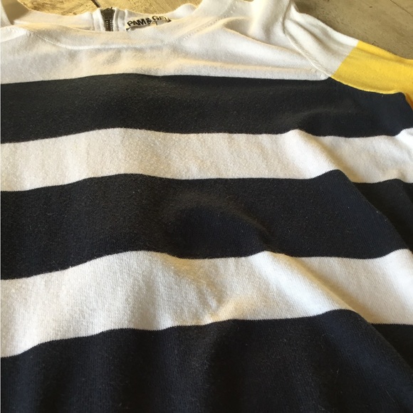 PAM & GELA Woman’s lightweight sweater w/zipper back - Picture 3 of 8